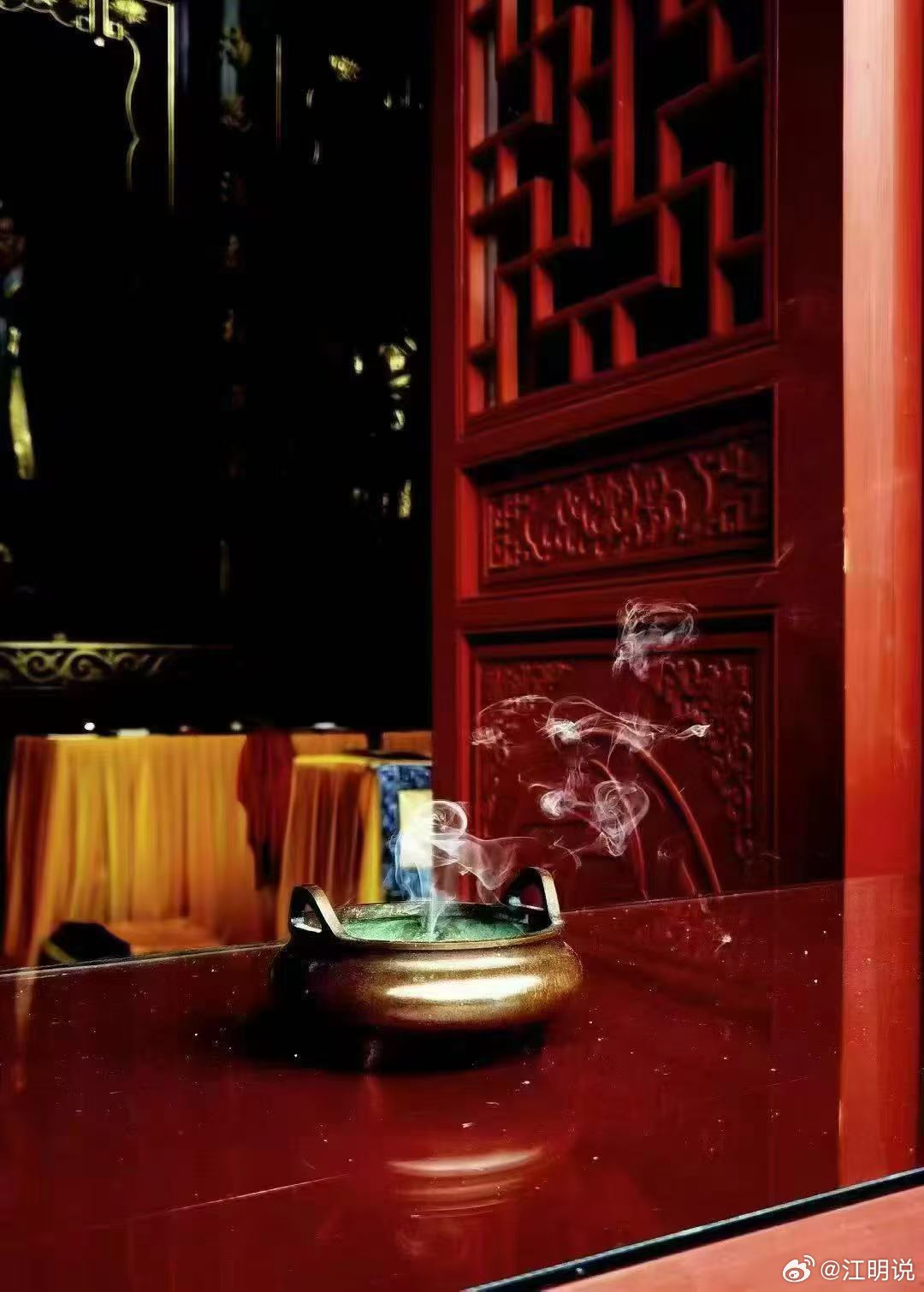 比劫食伤做事，会告诉身边人，老子准备搞这个项目了，等着老子发财回来请你们吃香的喝辣的！偏印做事，不能告诉别人，要是被抄袭了怎么办，说出来可能就不灵了 ​​​