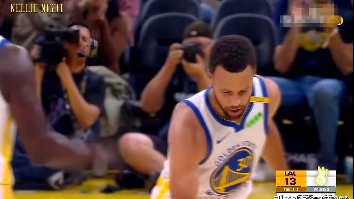 说他啥也干不了凭什么拿顶薪？38岁库里今天这记折叠拉杆三分就是答案。

勇士打湖人的季前赛，首节刚过6分钟，追梦格林分球。库里接球面对格兰姆斯的死死追防直接起跳，人在空中硬是做了一个折叠拉杆动作，三分投进。

球迷都说这不过是历史三分王的基本操作，见怪不怪。可网上偏偏还有人酸，揪着岁数质疑他现在啥也