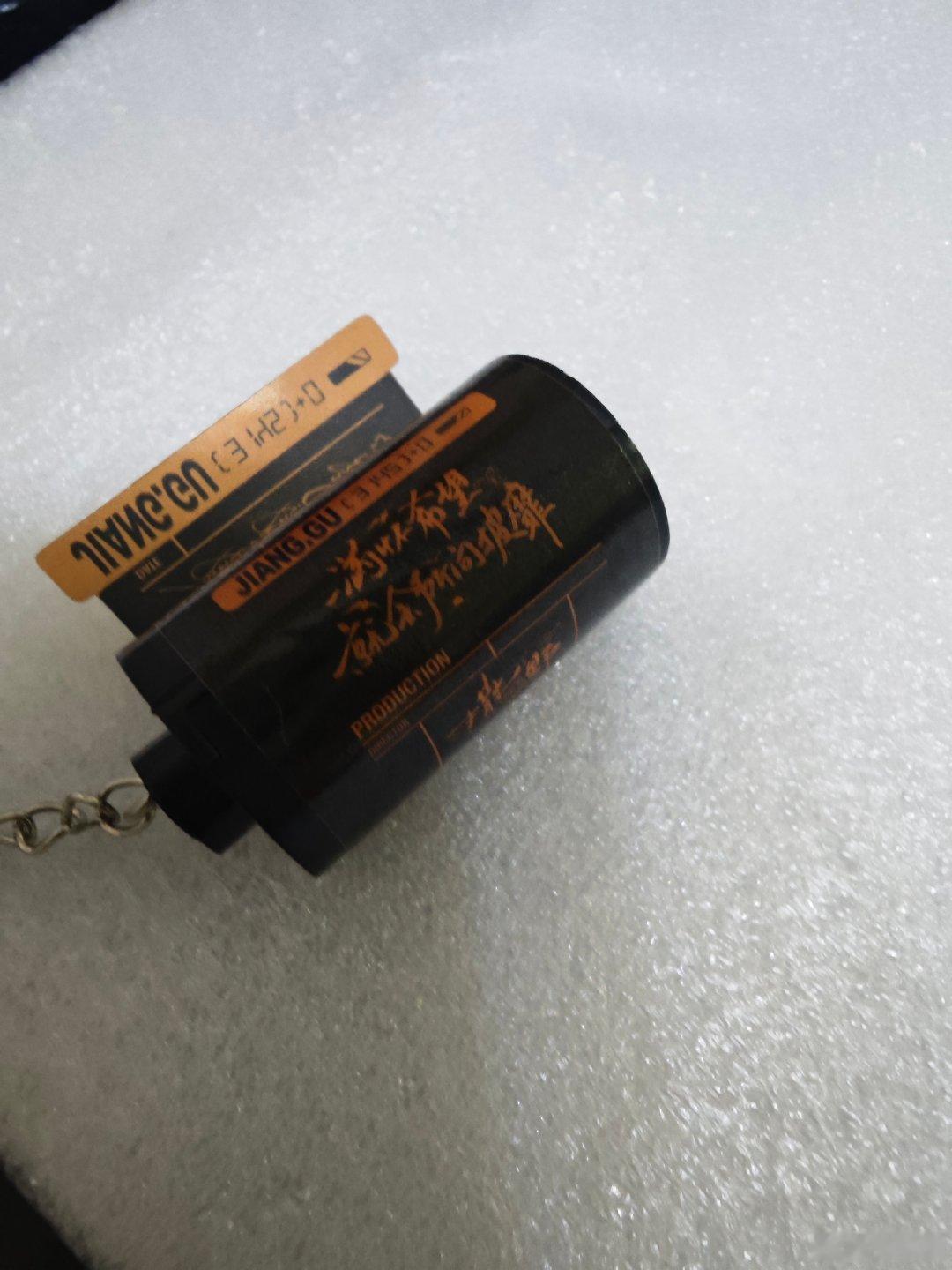 好久没坐公交车了，或者说我好久没坐那么嘈杂的公交车了。那哐啷哐啷的声音，感觉玻璃随时要碎。

不过只要我不去注意这声音，还是很舒适的，郊区出行，公交车来回都有位置。我就在发动机和玻璃交织的声音里，有滋有味地刷手机。 ​