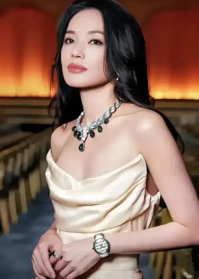 2005年，舒淇有一次去黎明家里做客，正吃着饭的时候，黎明爸爸突然大声说道：“我们家接受不了你的过去，跟黎明分手吧，”没过多久，黎明跟小他14岁的嫩模乐基儿开始了新恋情。来她拼命拍戏，拿了金像奖最佳新人，又拿了金马奖最佳女主角。
 
舒淇放下筷子，碗里的汤还冒着热气。她没看黎明，只盯着桌布上的花纹。