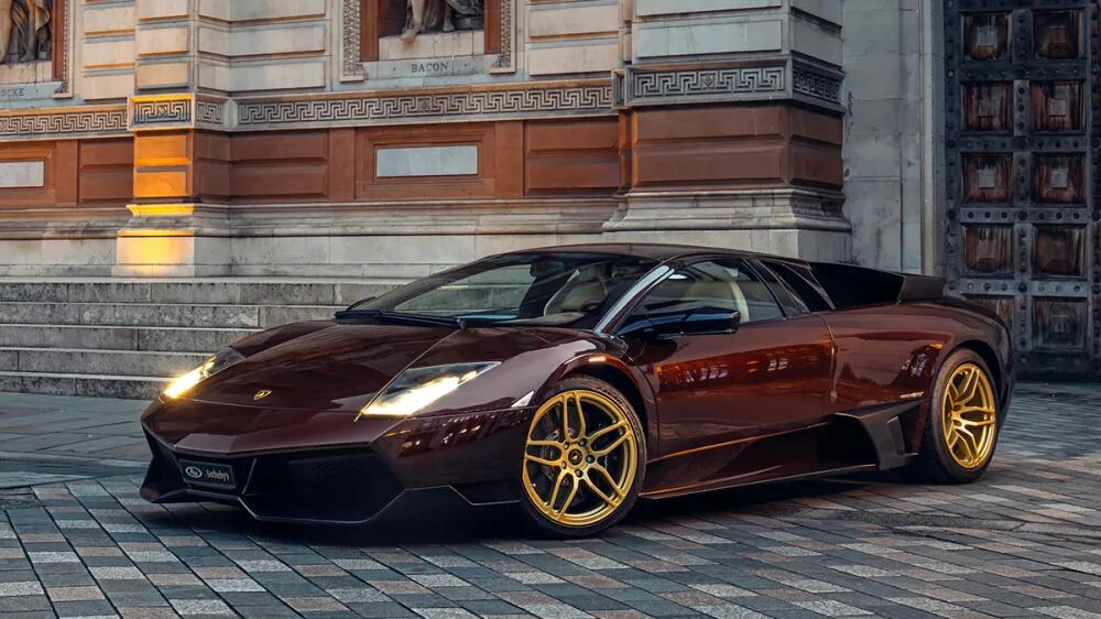 绝对的超绝版车型！
这是一辆2010款兰博基尼Murciélago LP 670-4 SV，是一台配备六速手动挡变速箱的Super Veloce，仅有5台SV车型有此配置。更特别的是，这台车没有固定式大尾翼，只有个小鸭尾。
这台车将于最近由RM苏富比进行拍卖，期待下价格。 ​