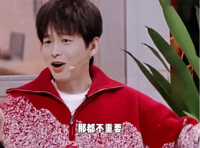李庚希：“你谈过多少段恋爱？”

彭昱畅：“那都不重要，在你之前，所有人都是排练。只要你愿意，你就是我的初恋。”

李庚希：“咱们俩不在一个地方，过年去谁家过呢？”

彭昱畅：“你家呀。”

李庚希：“我们家不欢迎你。”

彭昱畅：“那我们就创造一个家。”

哈哈哈~

彭昱畅太搞笑了，

虽然说得