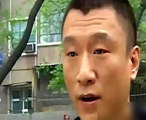 孙红雷拍《征服》，片酬低到连盒饭都嫌贵。
导演高群书兜里没钱，自己垫，机器都租不起好的，硬着头皮开机。拍完卖片子，价格低得跟白送差不多，就为回个本。
结果播出来，炸了。刘华强火成符号，孙红雷身价直接翻着跟头涨，戏约排到几年后。高群书呢？钱没落着，名也没沾多少实惠。
最扎心的是他最近说那句：“不