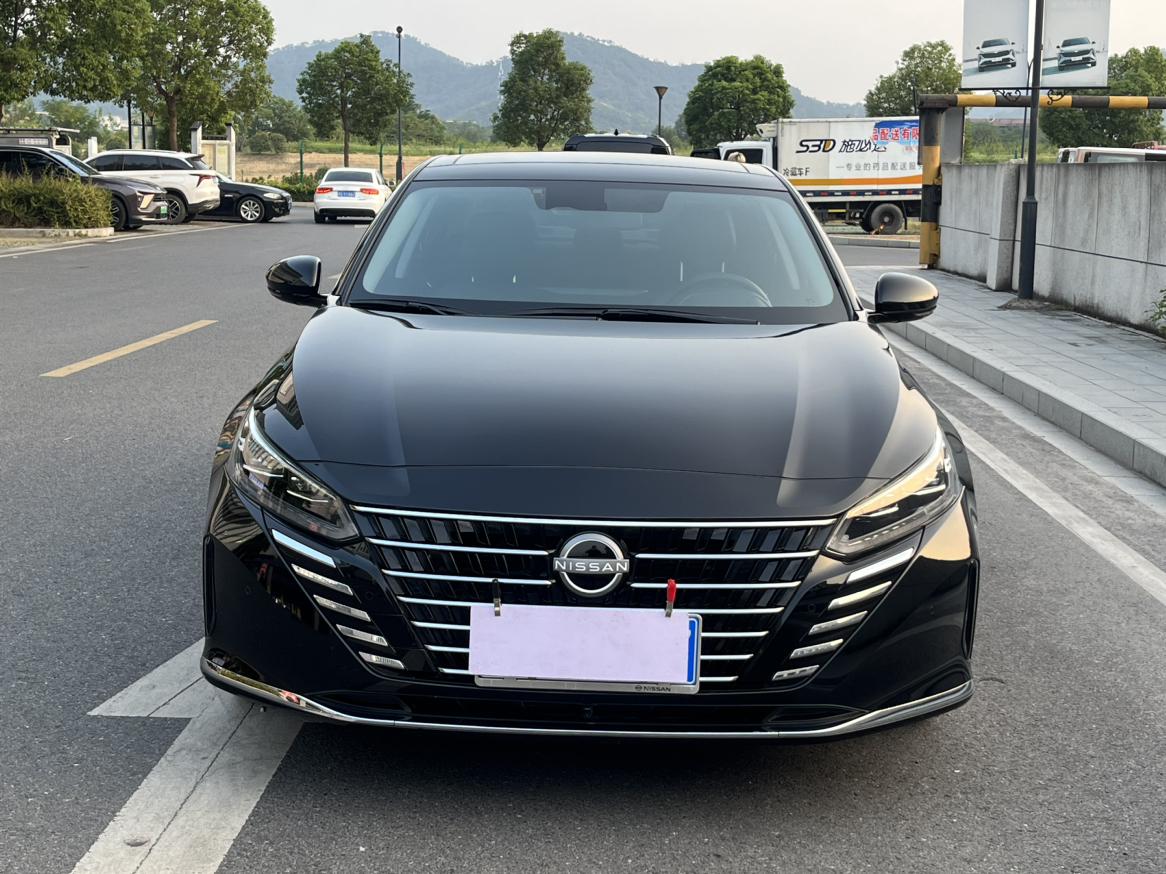 天籁二手车，买2.0L的真不如直接推沟里！老车主三年亏10万哭麻了，但这几款二手天籁，现在不抄底等着过年？
老铁们，今儿必须把日产天籁的二手行情给你掰扯明白，买错版本直接亏到姥姥家。
先说个扎心的。我一哥们2019年落地24万提了台天籁，上个月去二手车市场一问，车商眼皮都没抬，给了个7万。他当场裂开