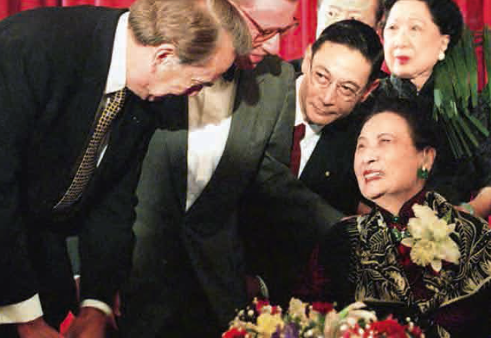 1995年宋美龄在美国华盛顿参加由美国国会举办的庆祝二战结束50周年的酒会，接近百岁高龄的宋美龄发表了演讲。图为美国参议院多数党领袖鲍勃·多尔（左一）和参议员保罗·西蒙（左二）与宋美龄交谈