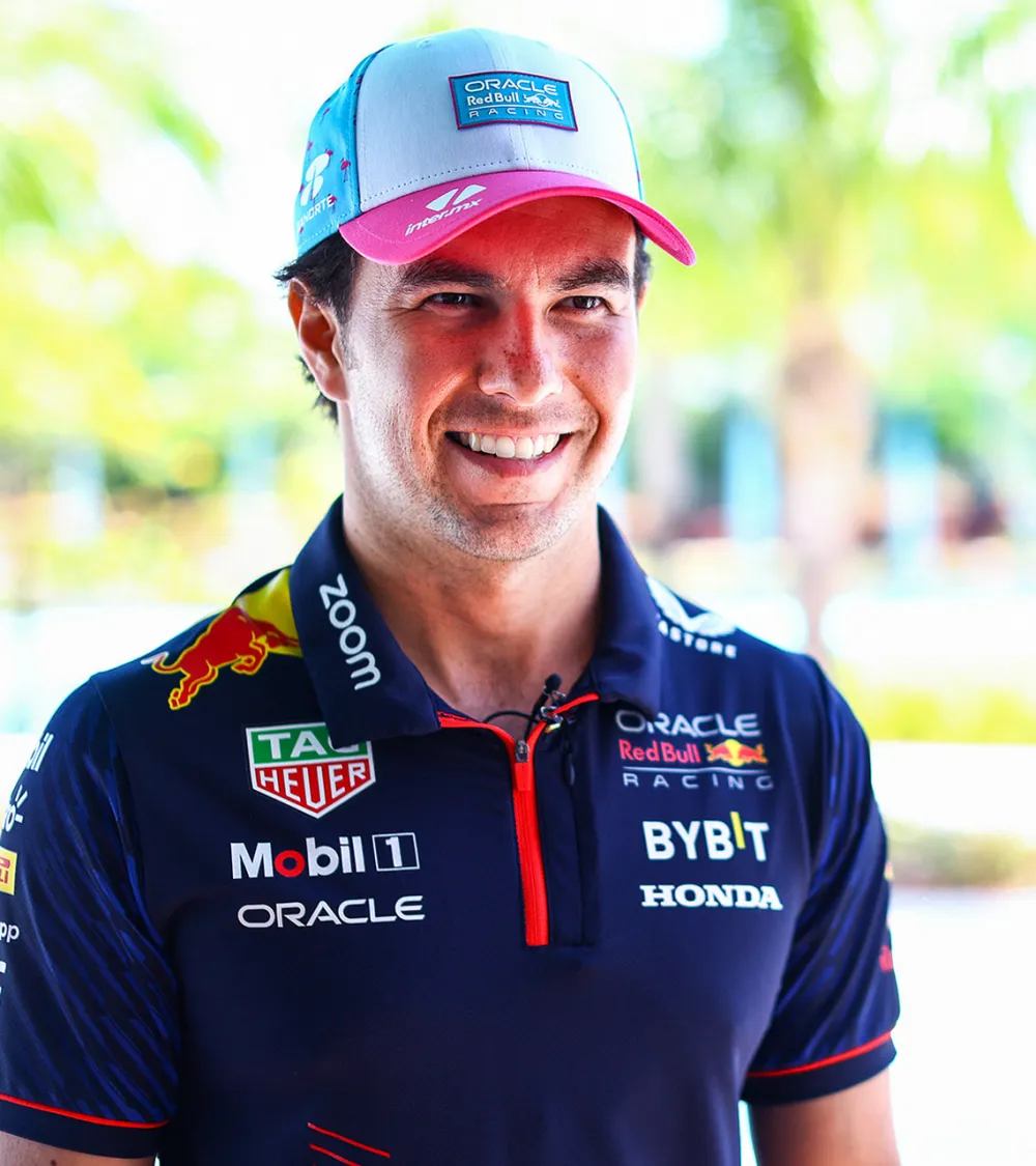 F1 墨西哥站回顾｜2023 佩雷兹主场噩梦，一号弯碰撞遗憾退赛 2023 年 F1 墨西哥站，佩雷兹主场作战，发车阶段和勒克莱尔在一号弯发生激烈碰撞，赛车腾空受损，直接遗憾退赛。赛后他坦言是自己选择冒险，付出沉重代价。我回看这段录像感触很深，主场车迷的期待很容易推着车手激进，情绪上头，往往就会做出