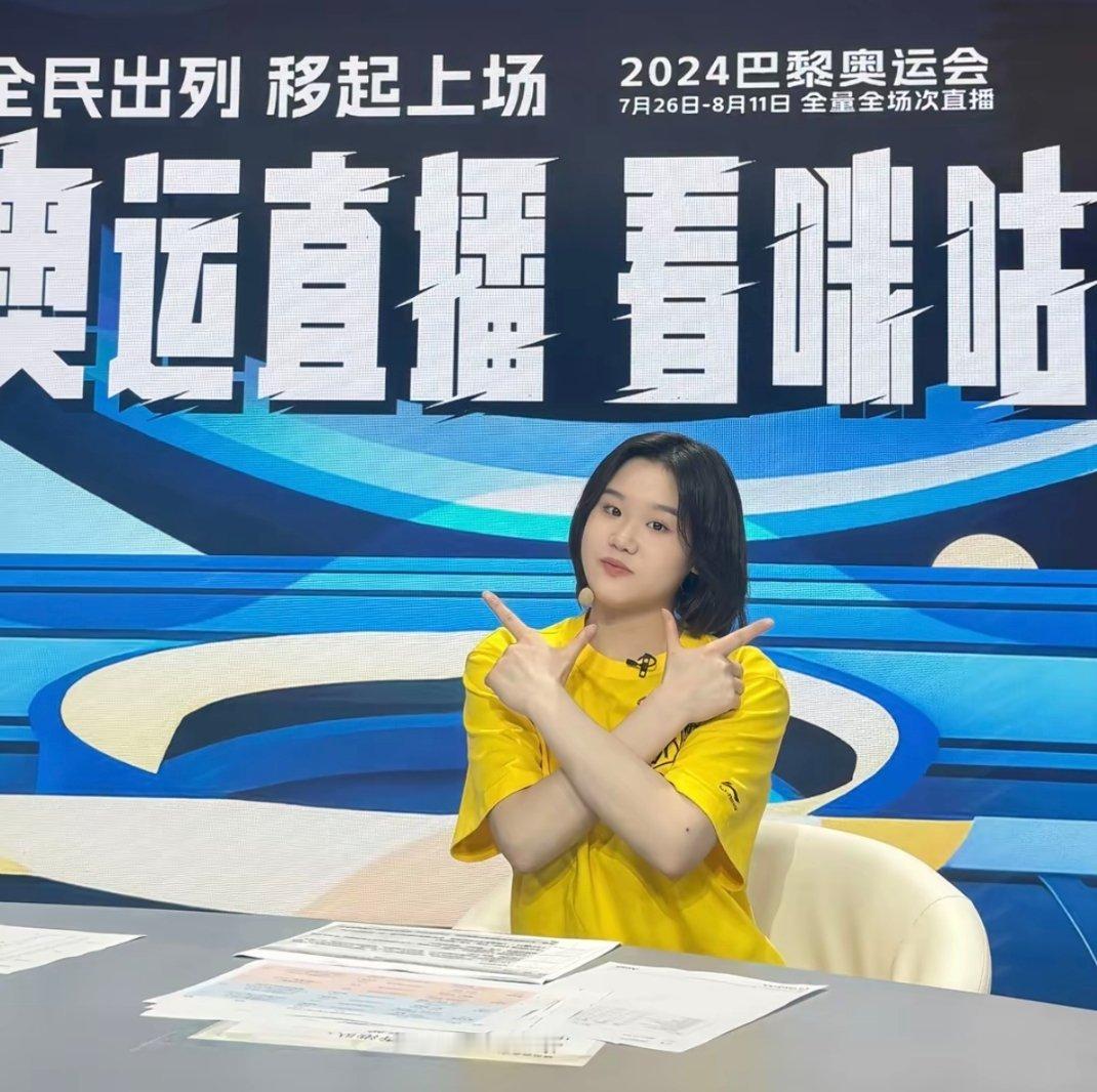 奥运冠军张家齐在综艺《我家那闺女2026》中与母亲肖英杰的窒息相处片段持续引发热议，母亲对已是奥运冠军的女儿说不出任何直白夸奖，全程只挑剔缺点，最终被女儿平静回应“已经晚了，现在我不需要了”。 一、引
