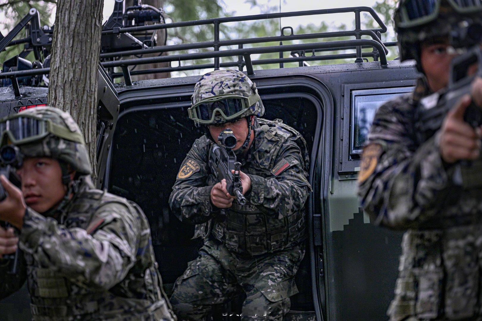 【林间战味浓！#武警官兵硬核训练现场超燃#[威武]】近日，武警湖北总队孝感支队立足山林地形组织开展隐蔽侦察、人车协同等课目训练，锤炼官兵打赢本领。#为人民军队点赞# （朱骏 黄斌杰） ​