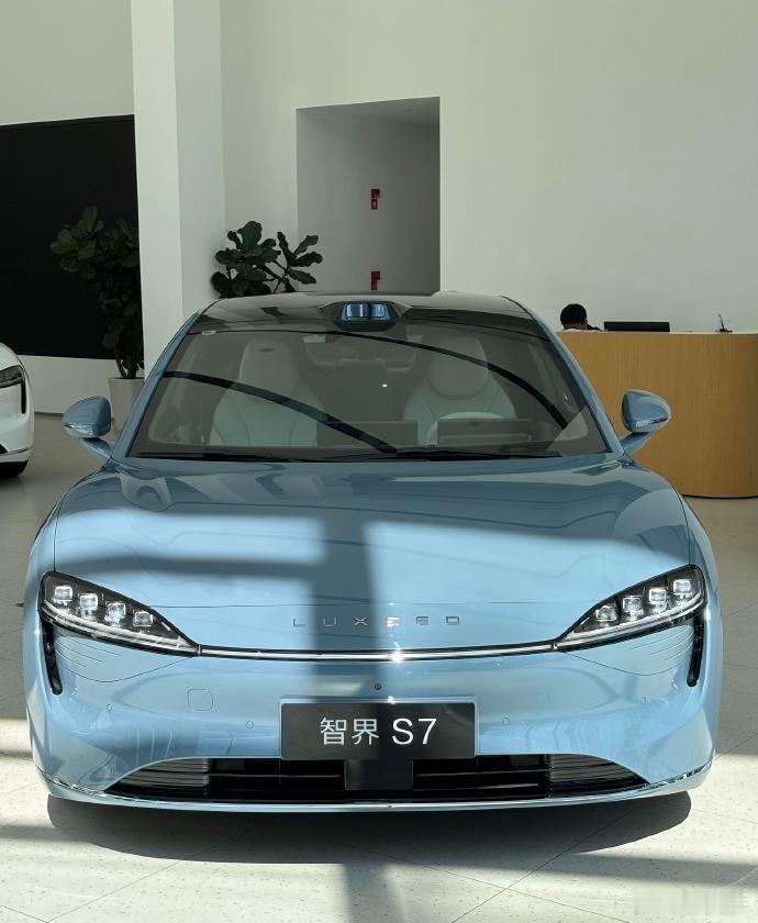 智界S7 重新定义电动出行🚗 🚀还在纠结选哪款电车？智界S7绝对是...