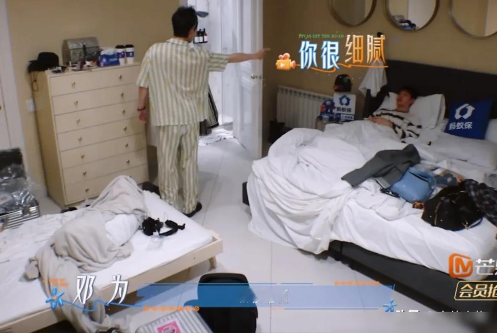 吴君如病了还硬扛，全队没一个人发现，就邓为回头看了一眼。他直接拦下，让大姐留在车上，别跟着爬金字塔。
这还不算完。王星越当导游，行程排太密，绷着劲儿生怕被骂。邓为在旁边一路给情绪托底，没抢风头，也没说教。
下金字塔那台阶陡得吓人，他侧身扶着林依晨，一步步挪下来。王星越后来憋出一句：谢谢你哥哥。