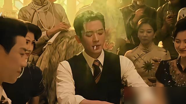 八集刷完，我就一个感觉，丞磊这张脸放民国剧里太顶了。大背头一梳，军装一穿，往那一站就是乱世里杀出来的贵公子，眼里全是故事。
可剧本呢？还是老一套强拉扯虐恋，女主误会他，他隐忍不说，翻来覆去就那点事。人设薄得像纸片，白瞎了这身贵气和演技。你给他一个军阀少帅的壳子，里面塞的却是古早言情工具人。
昨天