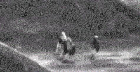 胡塞武装这回动作不小，9月10号到11号，短短两天就拿下了红海沿岸的穆哈港，连曼德海峡入口的丕林岛也一并控制。这下沙特头疼了——霍尔木兹海峡那边本来就不太平，红海这条石油出口的替代航线再被掐住，等于两条路都悬了。
沙特也没干等着，皇家空军的AH-64“阿帕奇”直接升空，对着穆哈到曼德海峡一线的胡塞阵