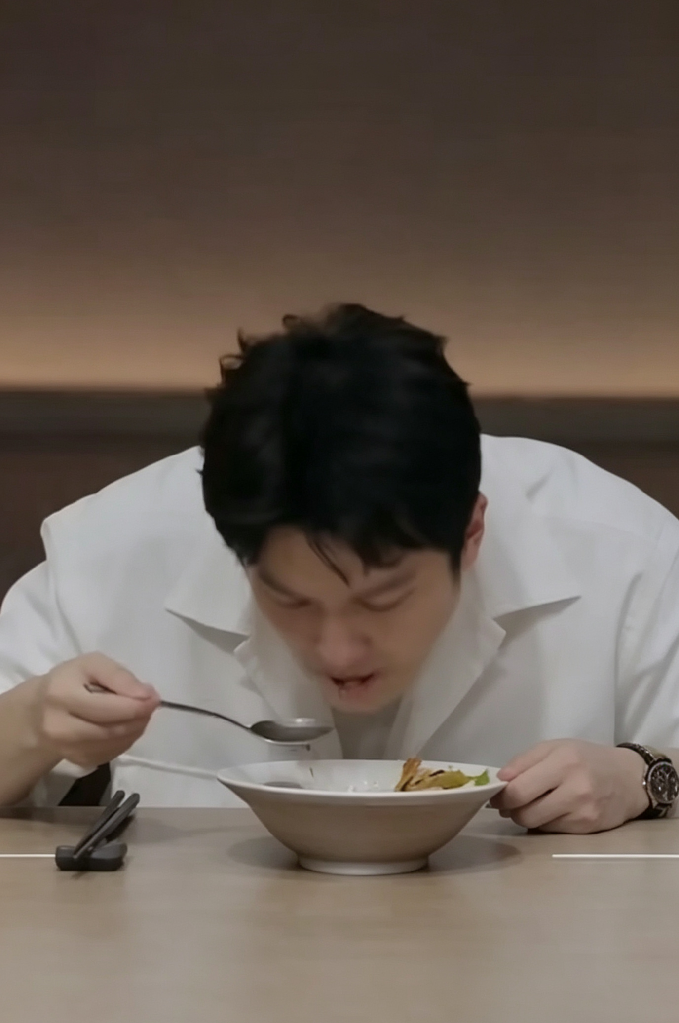 樊振东终于不打球了！综艺首秀当“干饭官”，网友：燥候咚咚干饭
谁能想到，赛场上气场拉满的国乒猛将樊振东，居然跨界闯综艺圈了！
最近一美食节目预告片一放出来，球迷直接炸了。

为啥？因为这次出现在镜头里的樊振东——手里拿的不是球拍，是筷子。

预告片里，他坐在一桌子菜前面，不是来点评的，是来吃的。埋头