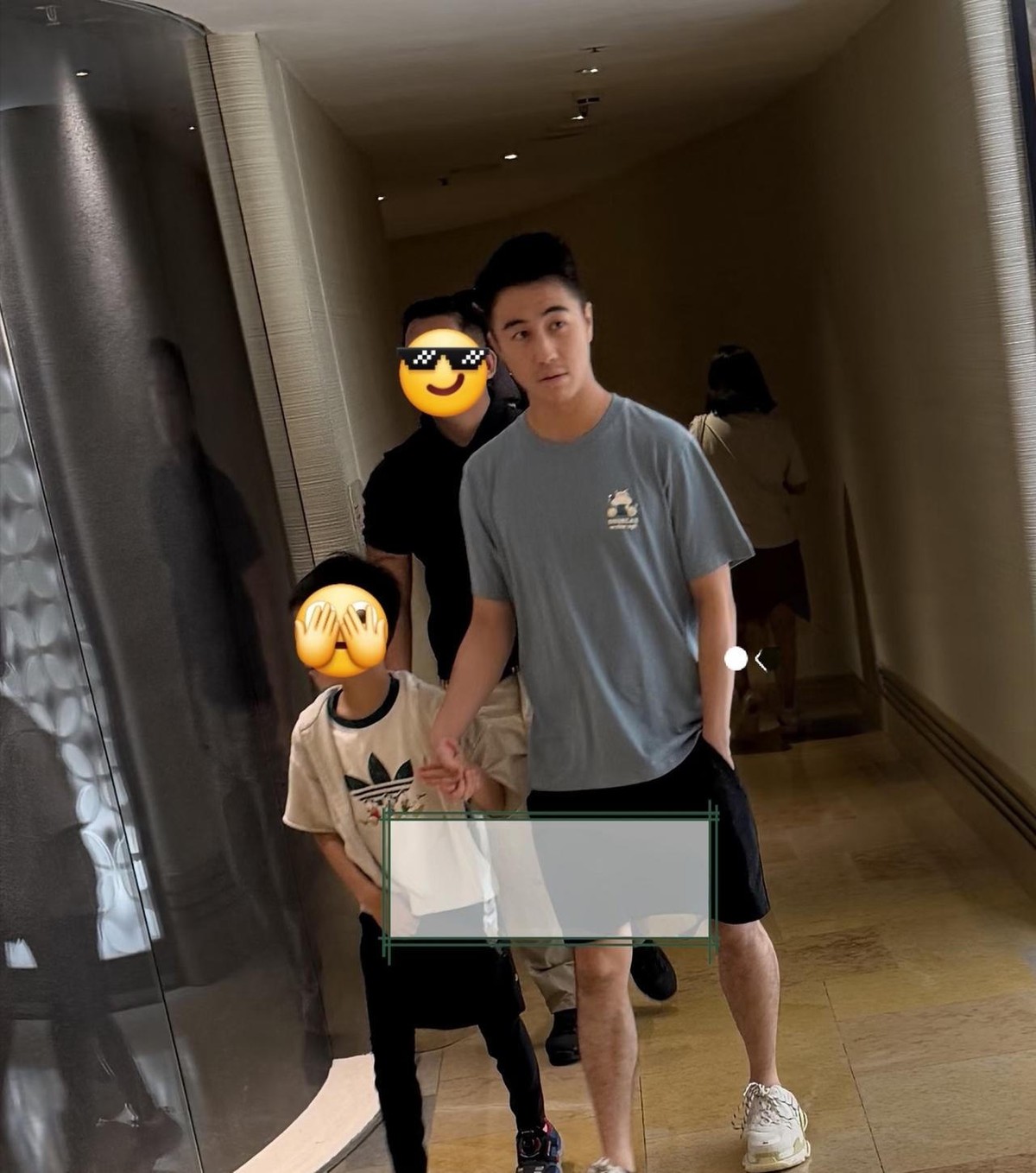 99999朵玫瑰和一件普通短袖
2019年5月，何猷君在上海自家商场清空三层楼，摆了99999朵玫瑰向奚梦瑶求婚。当时网上流传最广的一句评论是“我们不仅没他有钱，也没他那么土”。从传播效果看，那场求婚更像一次面向公众的表演，把“豪门公子”四个字具象化到了极致，数字要够大，场面要够满，围观的人要够多。