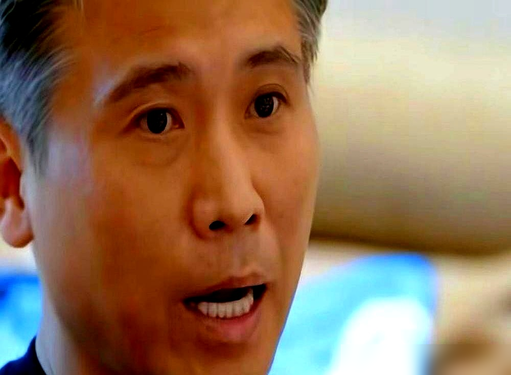 胡军中暑站都站不稳，李乃文一个人跑前跑后对接黄圣依行程，就为了送她去商学院答辩。另一头，黄圣依一句台词连卡十几遍，全组干等着。
你没看错，老戏骨穿着厚古装在横店暴晒一天，第二天头重脚轻起不来床。李乃文先去酒店看他，又慌忙赶去接黄圣依，人家要赶论文答辩。
拍戏那边，胡军自己难受成那样，还硬撑着给黄