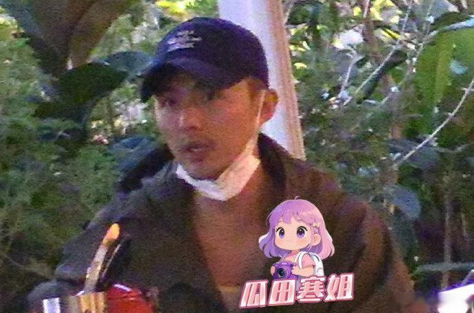 #曝叶祖新见女友家长##疑似叶祖新见女友家长# 

瓜田寒姐拍到叶祖新到餐厅见女友和一位年长女性，女友和年长女性坐对面，疑似见家长。 ​#娱乐[超话]# ​