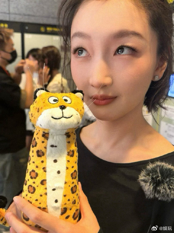 #周冬雨花少口碑##周冬雨花少口碑回暖##花儿与少年#之前还在担心路人缘问题，看完节目彻底放下心来，镜头下的周冬雨活泼可爱，真实不做作。 ​
