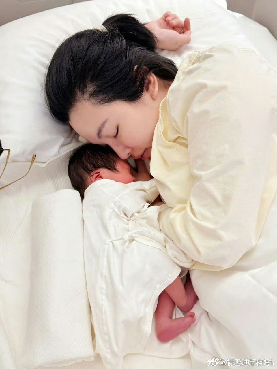 张凯毅官宣离婚 的核心争议，是“高调秀恩爱”与“哺乳期离婚”之间的巨大反差。

这段婚姻从始至终都被放在聚光灯下：四斤黄金凤冠求婚刷屏全网，怀孕、生子全程公开，每一个节点都是可供传播的内容产品。但张凯毅自己承认“婚后有过几百次想离婚的念头”，此前刻意在网络上美化感情，试图向外界证明 ​