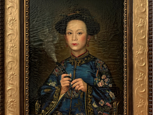 康熙微服私访：戏说与史实
电视剧演了一集又一集，康熙换上布衣，带个随从就上了街，遇冤案、斩贪官、认民女。这套戏说看了叫人痛快，却经不起史料翻。
可翻开《清圣祖实录》，康熙自己说过一句话：“朕断不行微服”。换句话说，皇帝压根不认可微服私访这回事。
皇帝出宫，起居注、实录、档案层层留痕，每一道门禁、每一