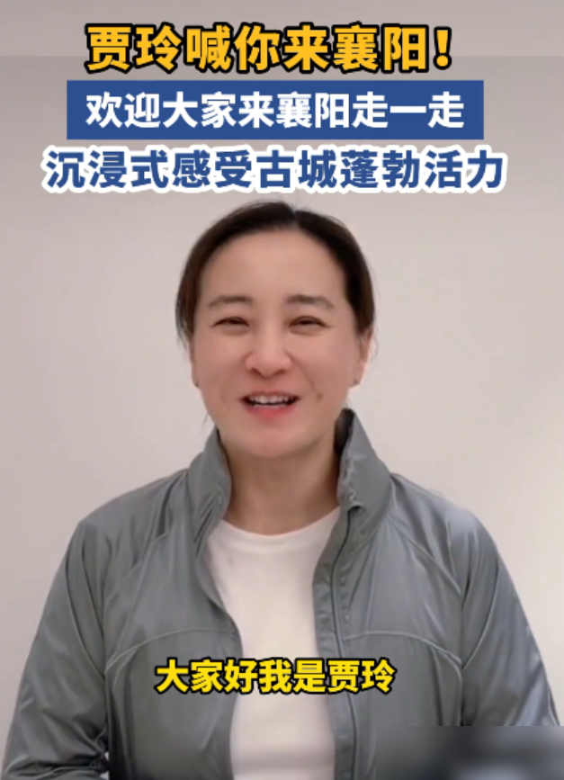 贾玲腰上那圈肉，把评论区看哭了。
片场路透，黑色短袖，跟工作人员对词，脸颊圆了一圈，体重估摸一百四。热搜直接炸了。
一半人骂她减肥翻车，一百斤白减。另一半人长出一口气，说我们的玲儿终于回来了。
她自己倒是乐呵：可不就反弹了嘛，维持不住，实在维持不住。
拍《热辣滚烫》那会儿，体脂率逼到健康下限
