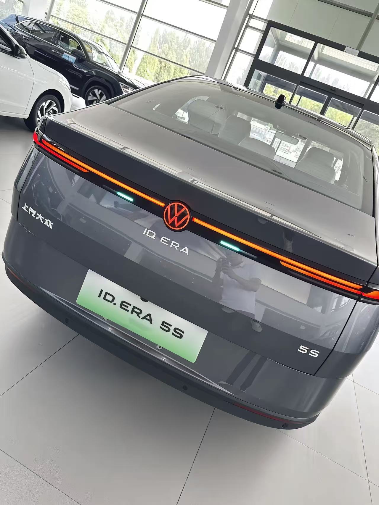 车辆来源：上汽大众4S店试驾车。
家里四口人，日常通勤、家庭出游都需要用车，想体验混动轿车的操控表现，预约试驾上汽大众ID.ERA5S，试驾车Pro版本，15.6英寸2.5K中控屏，星空全景天幕，全车座椅加热，前排通风、按摩。
试驾路线覆盖市区道路、快速路，城郊铺装小路。在城市道路行驶，转向灵活，狭
