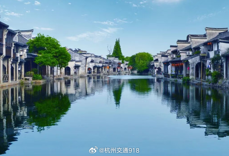 【#国庆杭州自驾可达的古镇推荐#】南浔古镇
南浔古镇依水而建，小桥流水穿镇而过，白墙黛瓦错落有致，百间楼沿河蜿蜒，青石板路古朴幽静。两岸商铺与古桥、流水相映，既有江南水乡的温婉雅致，又满是温润的烟火气息。
📍地址：浙江省湖州市南浔区南浔镇
🎫门票：免费 ​
