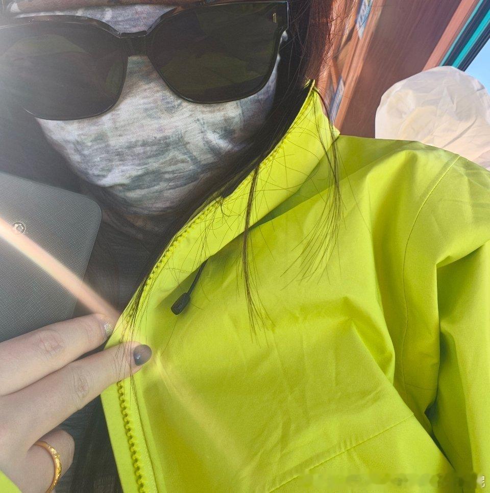 接上条说到颜色鲜艳的衣服出片，大哥特意给我买了这色儿的衣服说绝对出片，结果一进景区全是这个色的，连工作人员都是这个颜色的衣服[无聊][无聊][无聊]

#日本请求俄拆纪念碑菊花纹章遭拒# ​