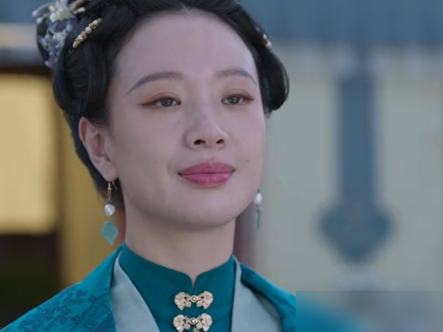 身契三万两，赵星棠摆明了要许兰香跪下来求她。
许兰香没跪，转头拿起球杆，上了捶丸场。赵星棠是阁老府嫡女，论捶丸，全京城的贵女没几个能赢她。她开出天价，就是算准了一个丫鬟出身的人根本不会这些玩意。
可许兰香一杆一杆地打，动作标准得让在场的人看傻了眼。没人知道她原是大学士府的嫡长孙女，家被灭了才顶着
