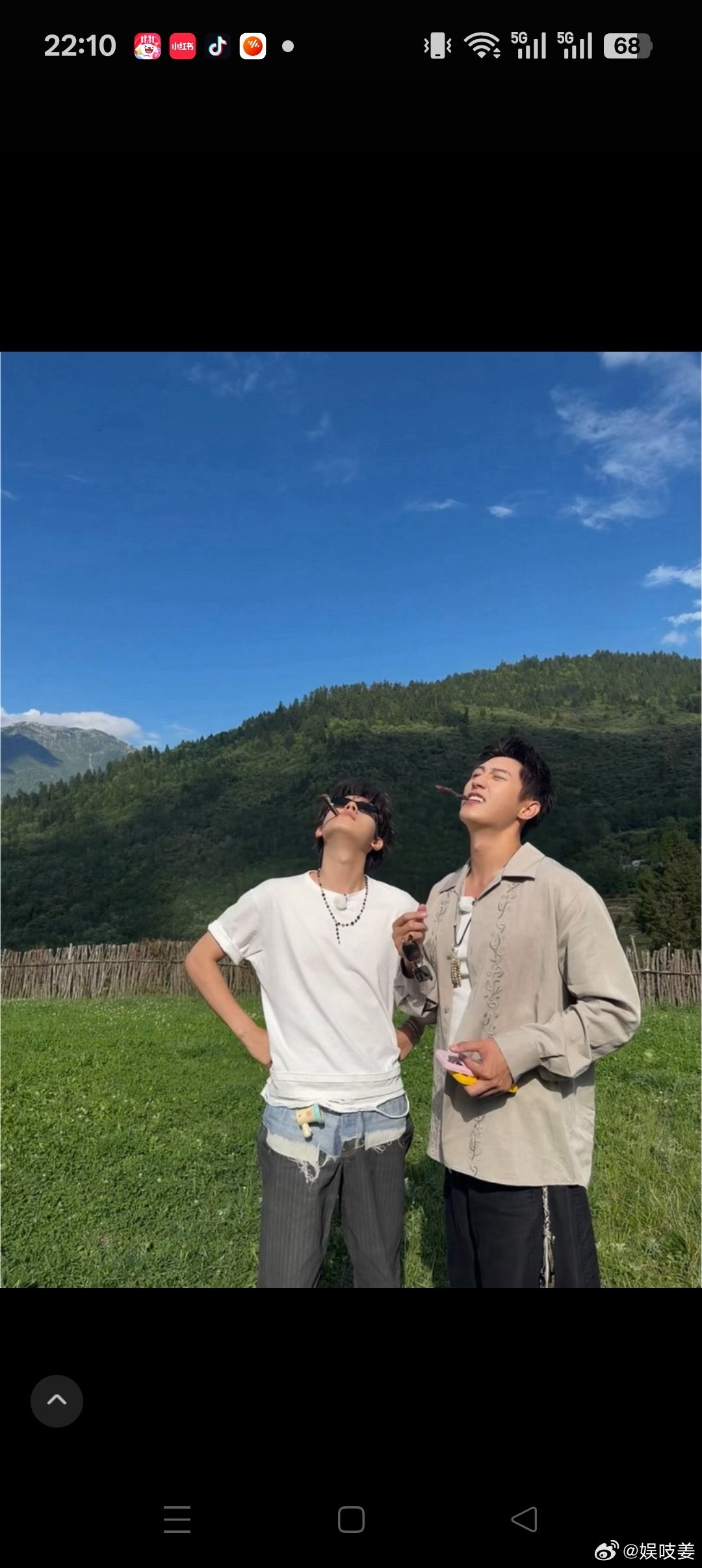 胡先熙黄景瑜两帅哥挺有梗
他俩在《现在就出发》里的互怼太有意思了，蒙眼游戏、玩梗对话、吃饭小误会，每一段都自然鲜活。没有刻意的剧本感，轻松有趣的互动，给节目添了很多笑点。#胡先煦回复黄景瑜# ​