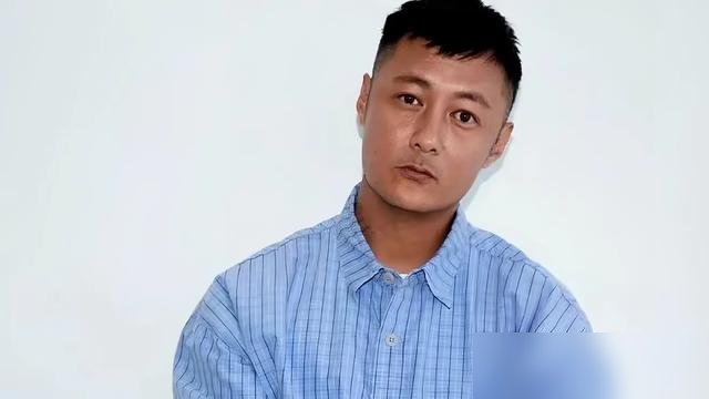 余文乐凌晨3点发文，给两个后辈道歉，说自己彩排100次都没事，直播一开麦，眼泪先崩了。
歌唱到一半，他转身离开镜头，没唱完。不是因为忘词，是碰到了亲人。直播没有重来键，观众只看到“事故”，没人管你心里压着什么。
王以太和米卡站在台上，愣是没停，把歌接住了。
50岁的余文乐，早就不靠这个舞台吃饭