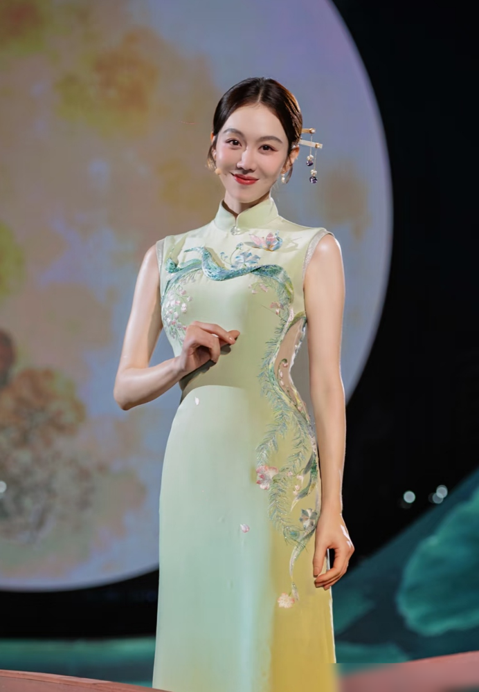 当年朱雨辰妈妈那句女人就该贤妻良母，几乎把姜妍的事业堵死，没想到吧，她自己杀出了一条血路。
不靠恋情不靠综艺，就靠一个角色翻身，那个《南来北往》里的姚玉玲，从万人迷列车员，到夜市里满脸沧桑卖烧烤的单亲妈，被她演活了。
多少人是冲着主角去的，最后被她圈了粉，一个配角，硬生生把白玉兰最佳女配的奖杯抱