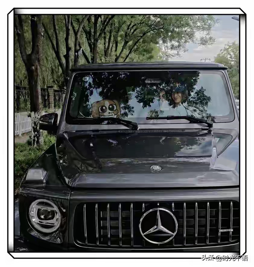 李小冉七夕节喜提豪车，晒与豪车合影，很开心，网友：想坐副驾驶李小冉上热...