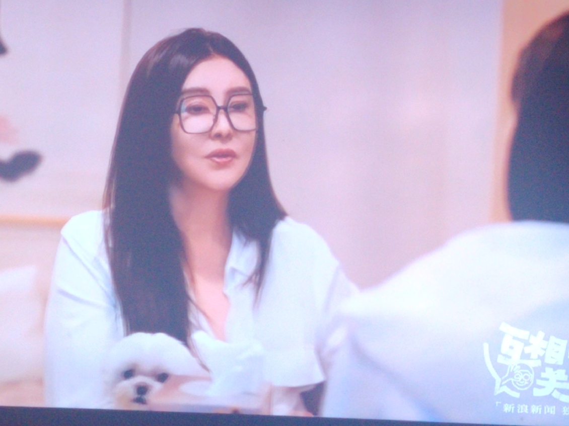 看李诞对话王祖贤，开始也是只盯着女神的脸看，唏嘘她容貌的变化(这张脸曾经太惊艳，实在让人无法忽略)，但慢慢地就被她的谈吐吸引，她不急不缓，温柔坦荡，还有一些小活泼，比想象中性格更好，依然是那个让人心动的姐姐。

对话中她说起过往的老友，比如张国荣、周润发、施南生，对他们只有由衷的夸赞。

原来张国荣