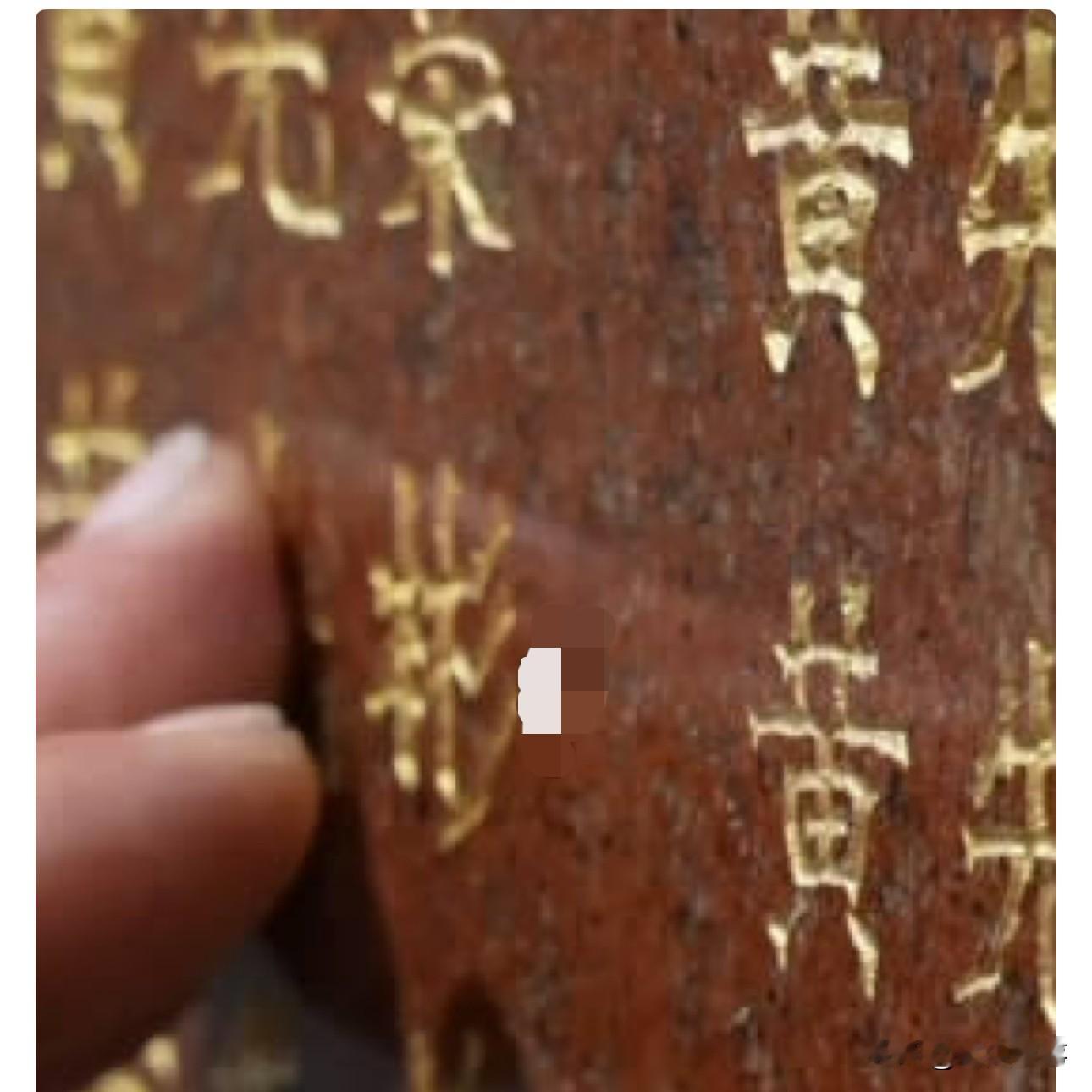 他有四个“爷爷”，每个都叫“黄先彬”

1932年，红四军第十师二十九团机枪连连长黄先彬，在苏家埠战役当中壮烈牺牲，生命永远定格在20岁。战火纷飞的年代，很多战士倒下之后，能够留存下来的信息少之又少。

一直到1984年，他才被正式追认为烈士，家人才拿到这份迟到几十年的烈士证。

时间来到2018年