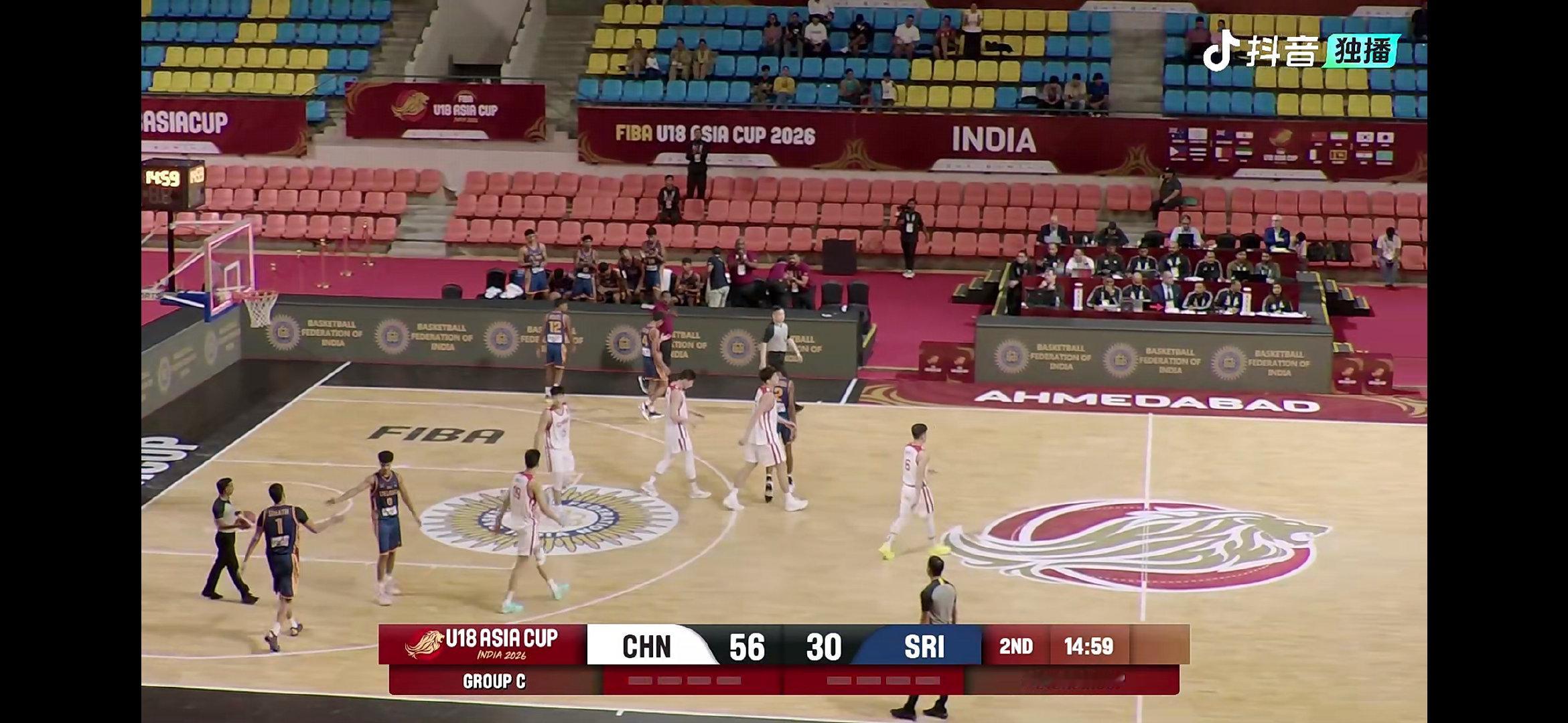 U18亚青赛首战，中国队半场56比30领先斯里兰卡。杨易轩半场轰下全队...