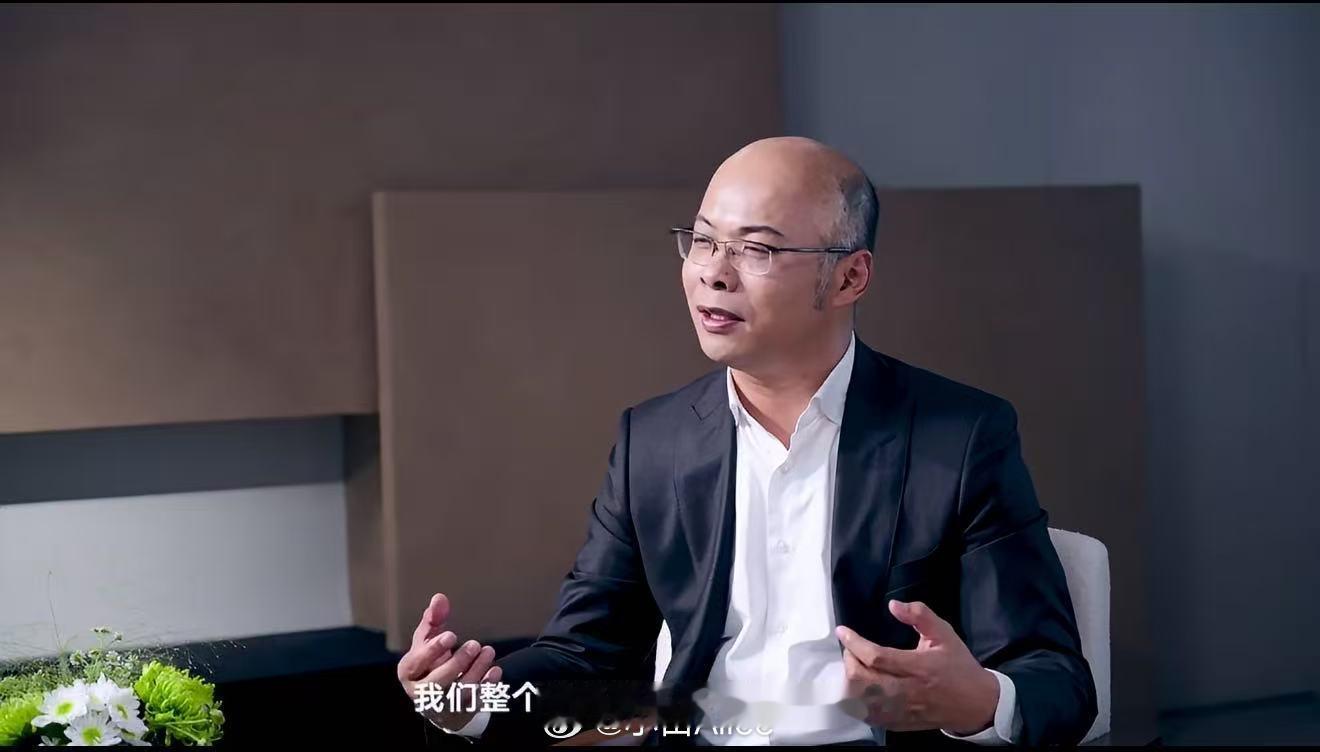 #一汽大众回应易立竞10连问# 我就问谁能接住易立竞一连串灵魂拷问不带慌的，但一汽大众可以！

最近在访谈中一汽大众高管接连回应了用户最关心的问题，坦诚聊合资电车转型路上的思考，很建议大家仔细看看。ID.AURA T6也给我的感受很特别。德系底盘功底保留下来，同时补上了智驾与座舱短板，还有行云智 ​