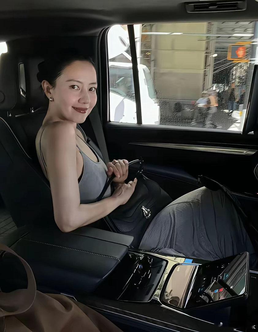 高圆圆坐的是什么牌子车啊！内伤好豪华 ​