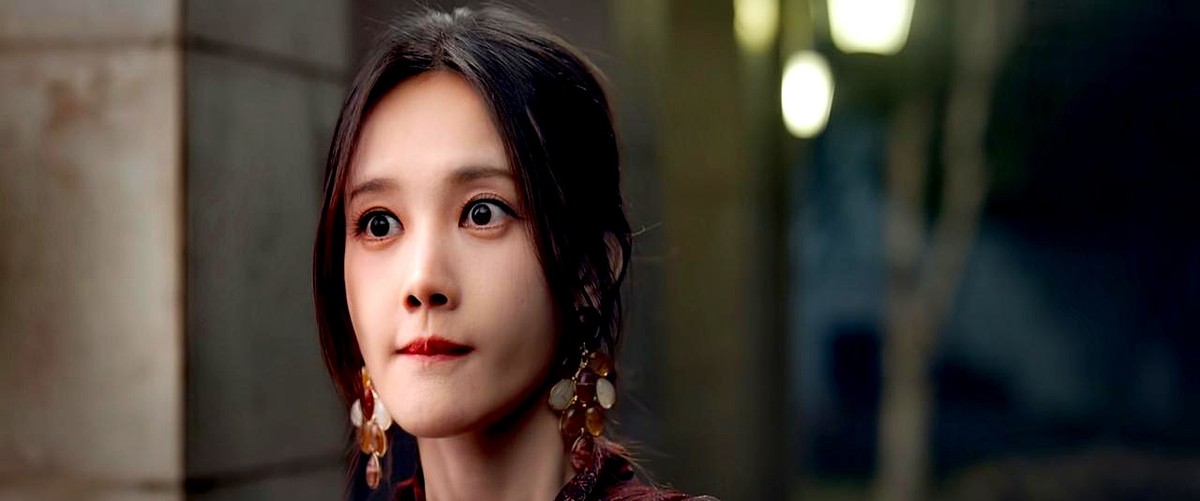 以前总说李一桐离了古装就不行，直到看了《美人余》。

这戏底子其实挺狗血：保姆是原配，认的弟弟是继子，全是烂俗反转。制作一般，口碑也没爆，但李一桐真把女主演活了。

查出老公秘密时她没狂吼大叫，全是收着的微表情。前一秒还在对手面前装柔弱委屈，转过头眼神立马变成盘算利弊的冷淡，层次非常多。

好演员真