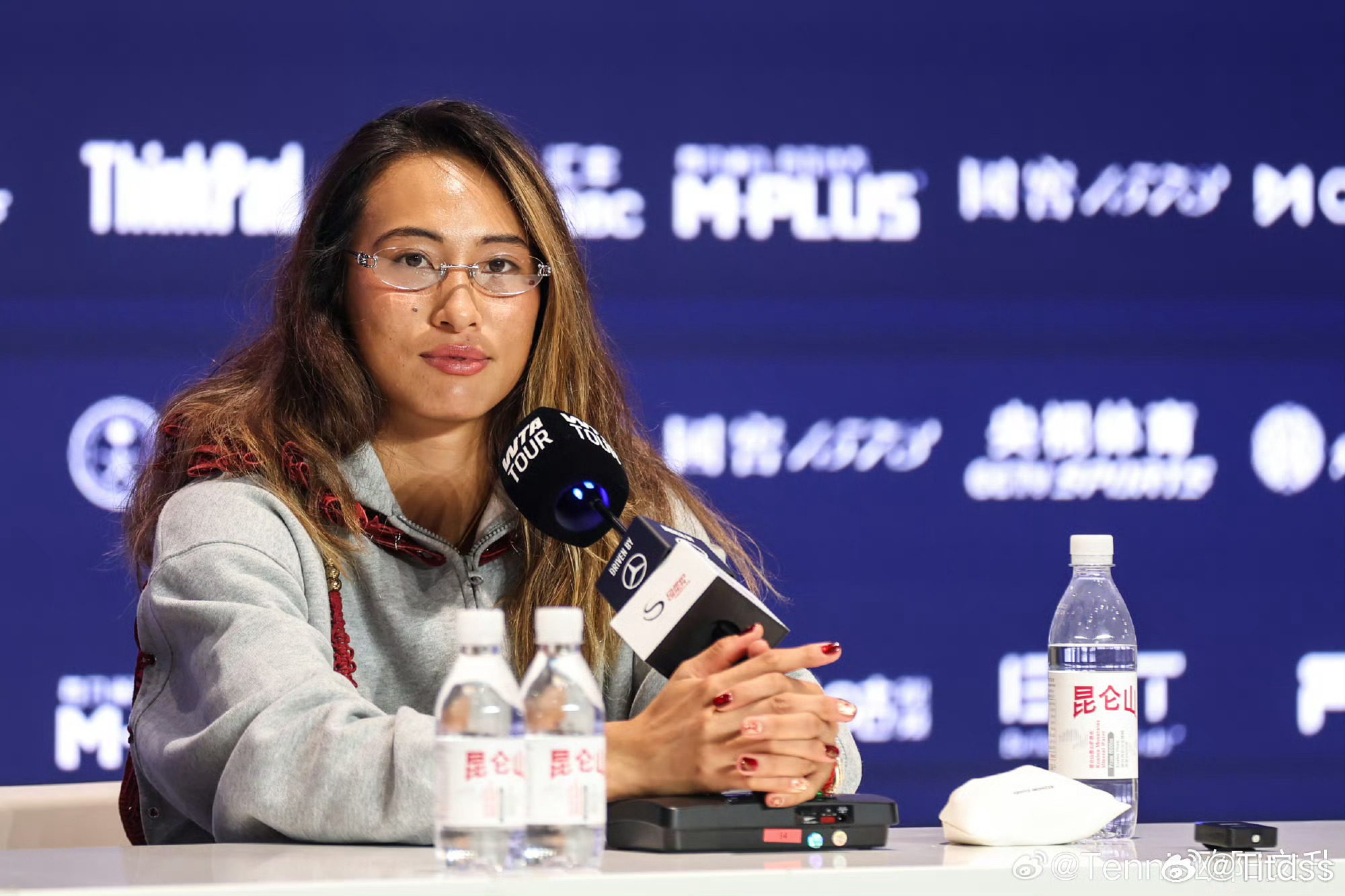 2026.10.1 中国网球公开赛 女单第一轮 
中国德比:郑钦文vs施晗 赛前前瞻
位置:钻石球场 

一、郑钦文个人介绍
1.23岁，持外卡进入正赛
2.今年美网进入8强

二、施晗个人介绍
1.21岁，通过资格赛进入正赛
2.全运会代表北京，属于青少年组，获得女团冠军，世界排名200位

本场属于双方遭遇战

 ​