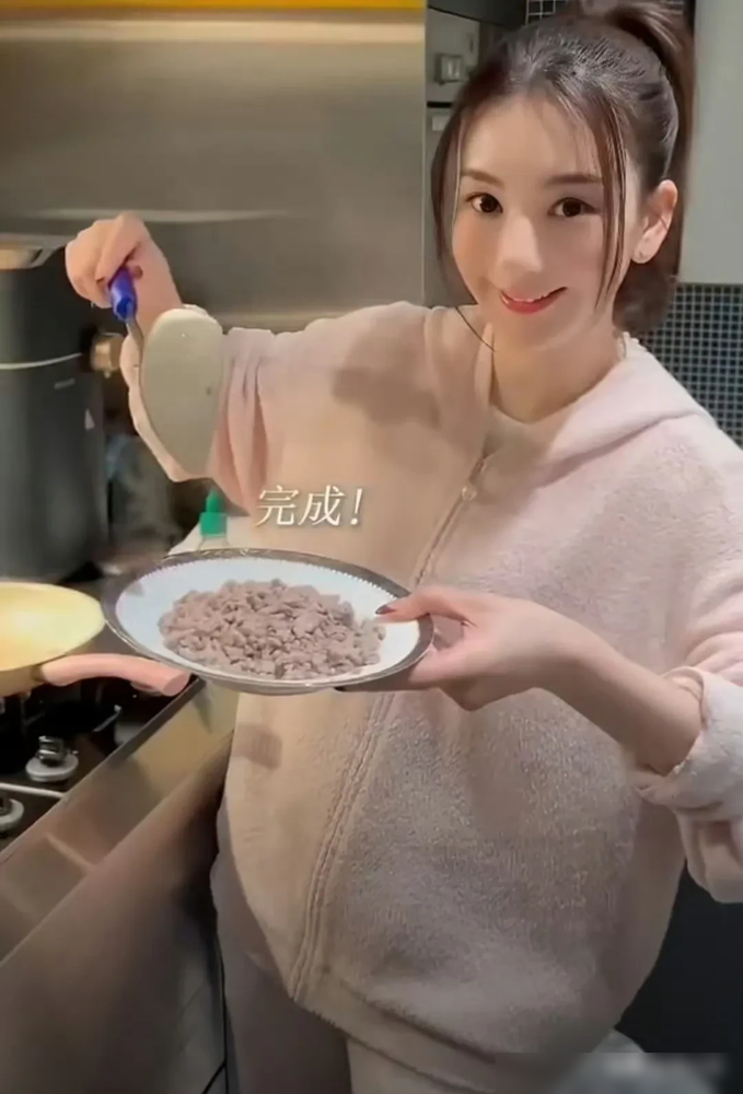 当年被骂捞女的方媛，给郭富城生了三个女儿，现在舆论全反了。
婚前郭富城是出了名的鞋子论浪子，酒局夜店少不了，打死不结婚。婚礼只摆10桌，婚纱被嘲寒酸，方媛直接被贴上高攀标签。
结果婚后画风突变，郭富城背着粉色妈咪包带娃，蹲在安徽农村厨房门口削土豆，岳父葬礼上双膝跪地磕头。方媛也没闲着，一边带仨娃