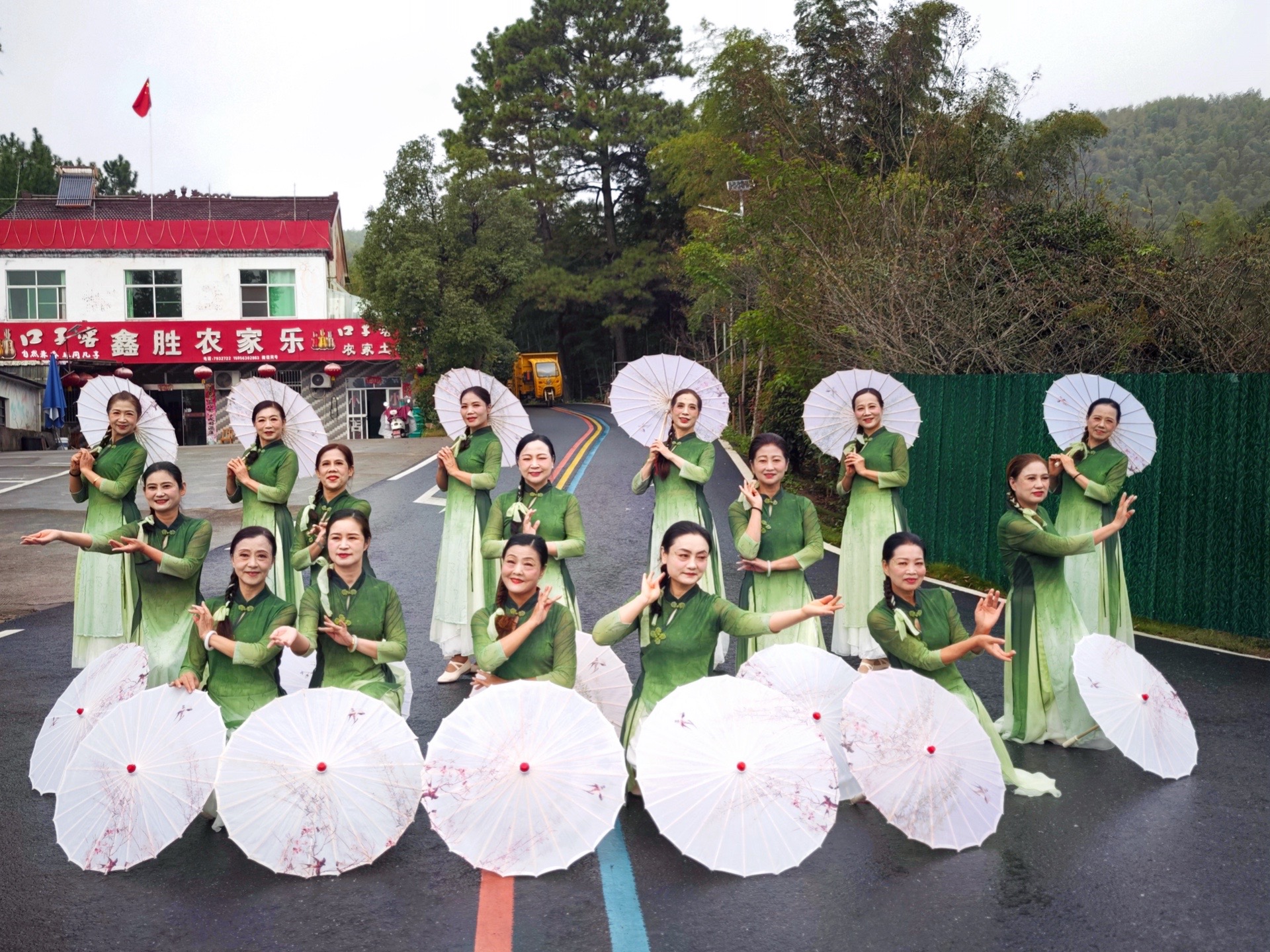 <p>旗袍美女 <!--{img:0}--><!--{img:1}--...