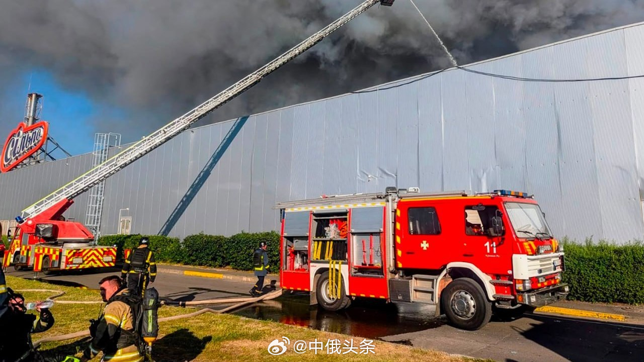 #中俄头条# 【乌称一购物中心遭俄无人机袭击 致多人死伤】当地时间21日，乌克兰第聂伯罗彼得罗夫斯克州军事管理局局长甘扎表示，克里维里赫（俄方称“克里沃伊罗格”）一座购物中心遭俄军无人机袭击，已导致6人死亡，受伤人数增至96人。

当天早些时候，乌克兰总检察长办公室通报称，当日16时30分左右 ​