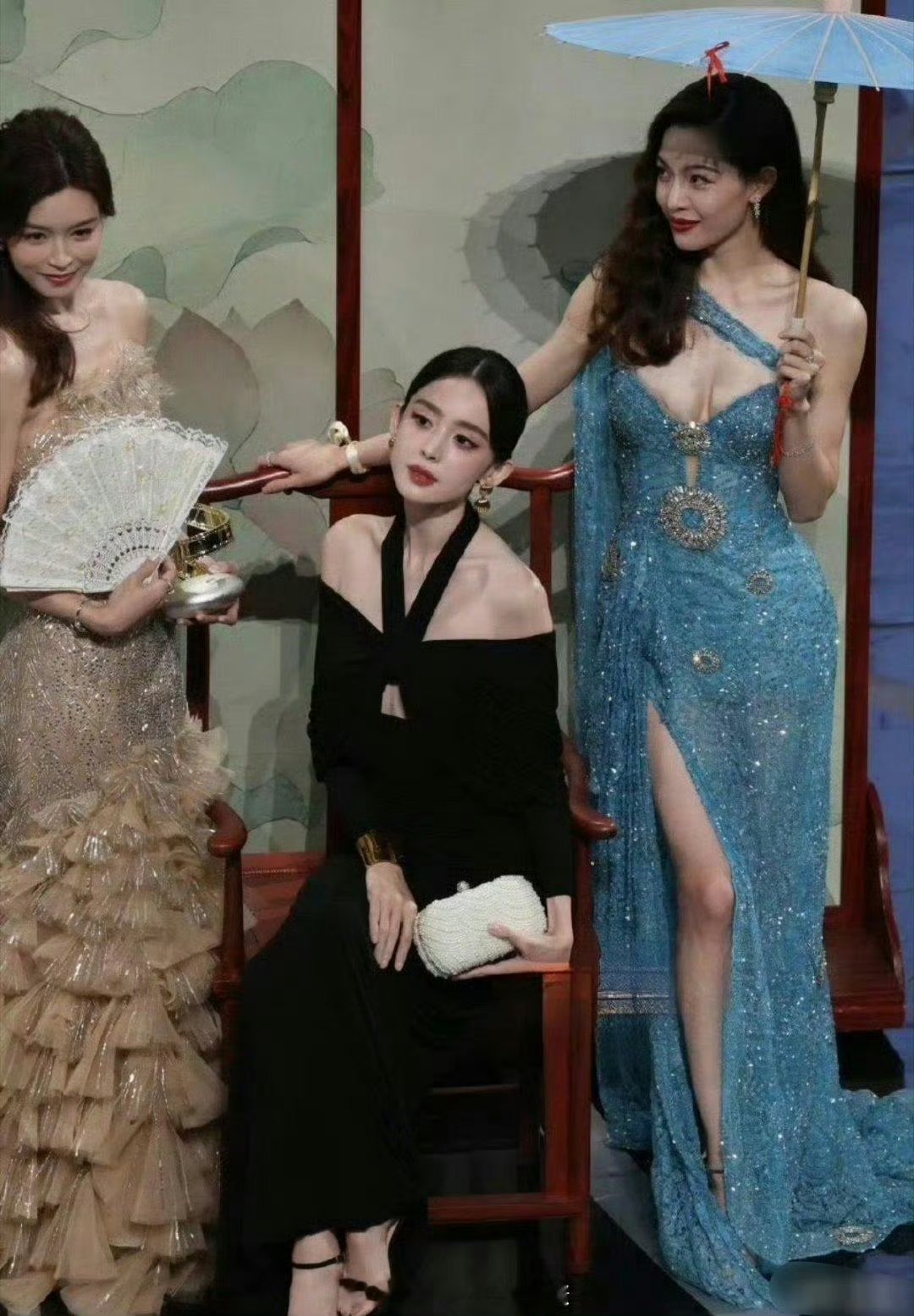 感觉钟楚曦衣服都要掉了，但是一脸镇定，美的让人忘记了旁边是古力娜扎 ​​​