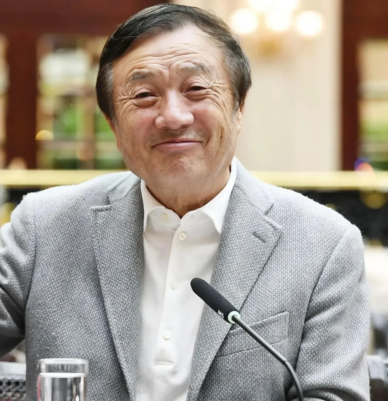 任正非有句话流传很广：我们即将进入第四次工业革命，基础就是大算力。
 
很多人看到这句话，一下子就热血起来，觉得翻天覆地的变革已经来到我们眼前。但老胡注意到，在学界，这个说法并没有形成共识，一直存在两种完全不一样的看法。
 
认同这个判断的人认为，这一轮以大算力、人工智能为核心的浪潮，正在渗透工厂、