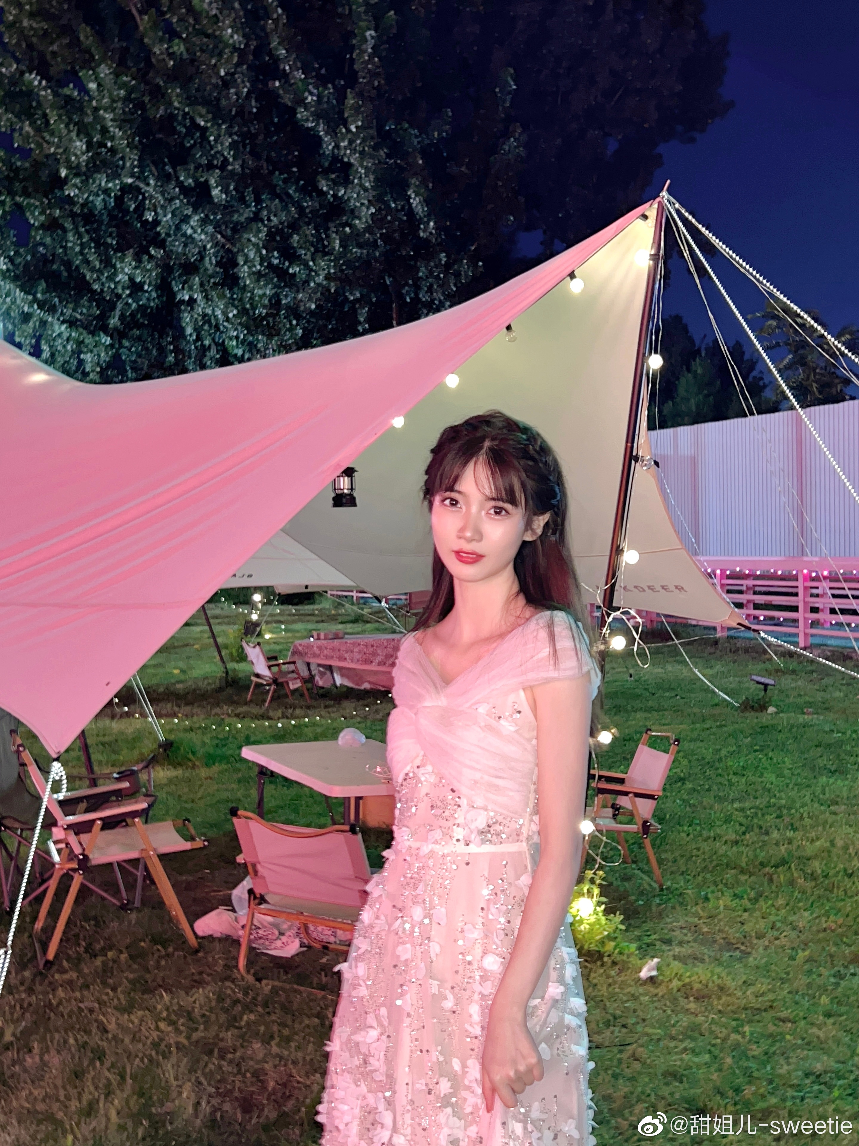 甜崽在北京的昕薇中国女孩比赛圆满结束啦～（北漂结束本仙女要回家啦！）我觉得比起拿到全国十强更让我感到开心的是我们急训模特走秀的老师是也特别开心认识了9位来自全国各地的姐妹！有网易云歌手、rapper、获得很多奖的舞蹈老师、模特、北电学生等等…大家都很优秀！甜崽性格小时候就特别内向，读书的时候一直没有融入团体，在我心里一直是一种遗憾，这次比赛让我体验到团体的感觉！大家互相帮助，互相鼓励，一起进步变得更好！收获了满满的友谊！特别开心！其实本来打算给大家录个vlgo的，但是开始急训以后每天都很累，就没有录成啦～甜崽生活在三线小城市，还记得开始做微博是2018年，我记得当时和身边的好友说我想做博主，好友当时就说我在做梦吧哈哈哈！我也没有听她的，就做自己想做的事情！然后慢慢的从2020开始有机会去参加线下大大小小的活动，以及这次的昕薇模特大赛，见到了很多在小城市见不到世面，真的也成长了很多！所以呢，当咱们想做任何事的时候，不用在意别人的眼光，就努力去做就行啦！超能新星汇夏日视界亿点曝光计划新...