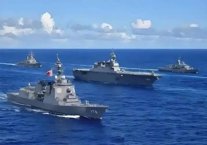 福建舰是2025年11月5日入列的。东莞舰、安庆舰这两艘055，2026年3月拉到海上展开训练。日本那边的账本也亮出来了，2026财年防卫预算9.04万亿日元，又创纪录。
时间咬得这么紧，谁也没打算闲着。
可网上最热闹的，还是谁家装备落后了30年。
这话最省事，也最糊弄人。一个装备、一组数据、一口痛