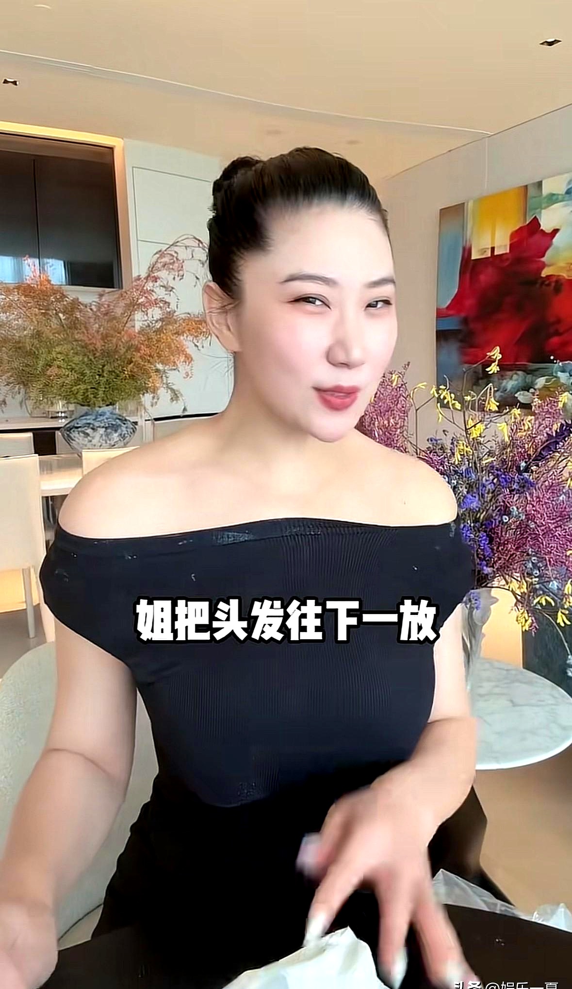 40岁的谢贤前女友Coco开直播，被满屏弹幕追着骂长得像巫婆、一张马脸五官拧巴，结果人家直接把头发往下一散，霸气回怼：姐这风采照样迷倒一大片
 

当年能跟四哥谈一场轰轰烈烈的忘年恋，靠的从来不是什么流水线网红脸。身高腿长，身材丰满，骨子里透着那种野蛮生长的自信，这种气场真不是一般人能驾驭的