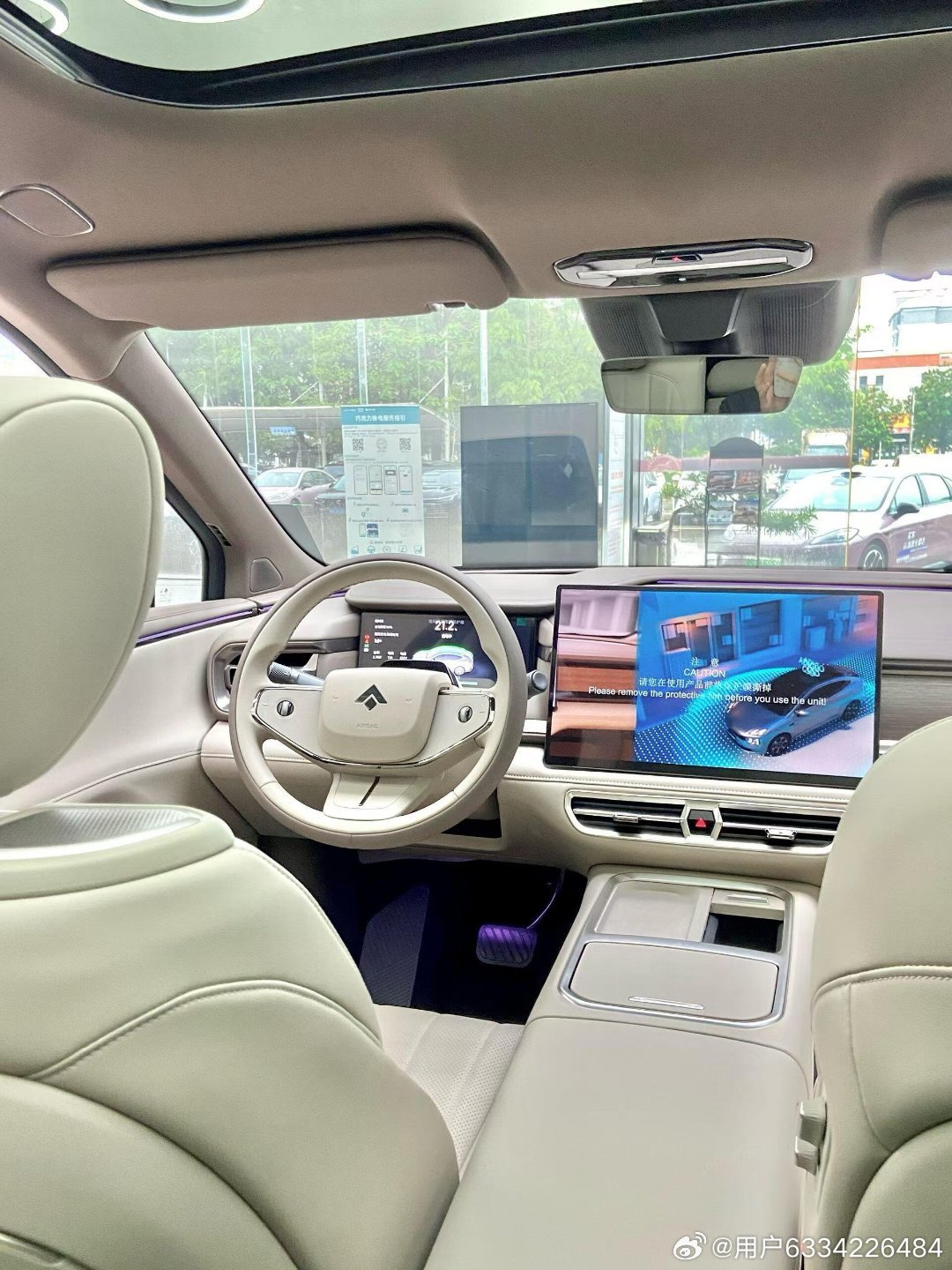 #好友玩昊车##广汽昊铂##20万内满配运动SUV#
偶然邂逅昊铂S600，流畅的运动车身线条第一眼就吸引了我。内饰精致用料扎实，智能配置丰富，作为20万内的运动SUV，整体产品力很有诚意，让人十分心动。 ​