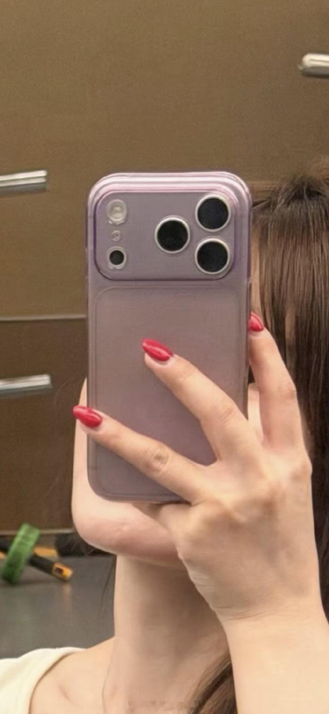 紫色iPhone 18 Pro Max还挺好看的！ ​