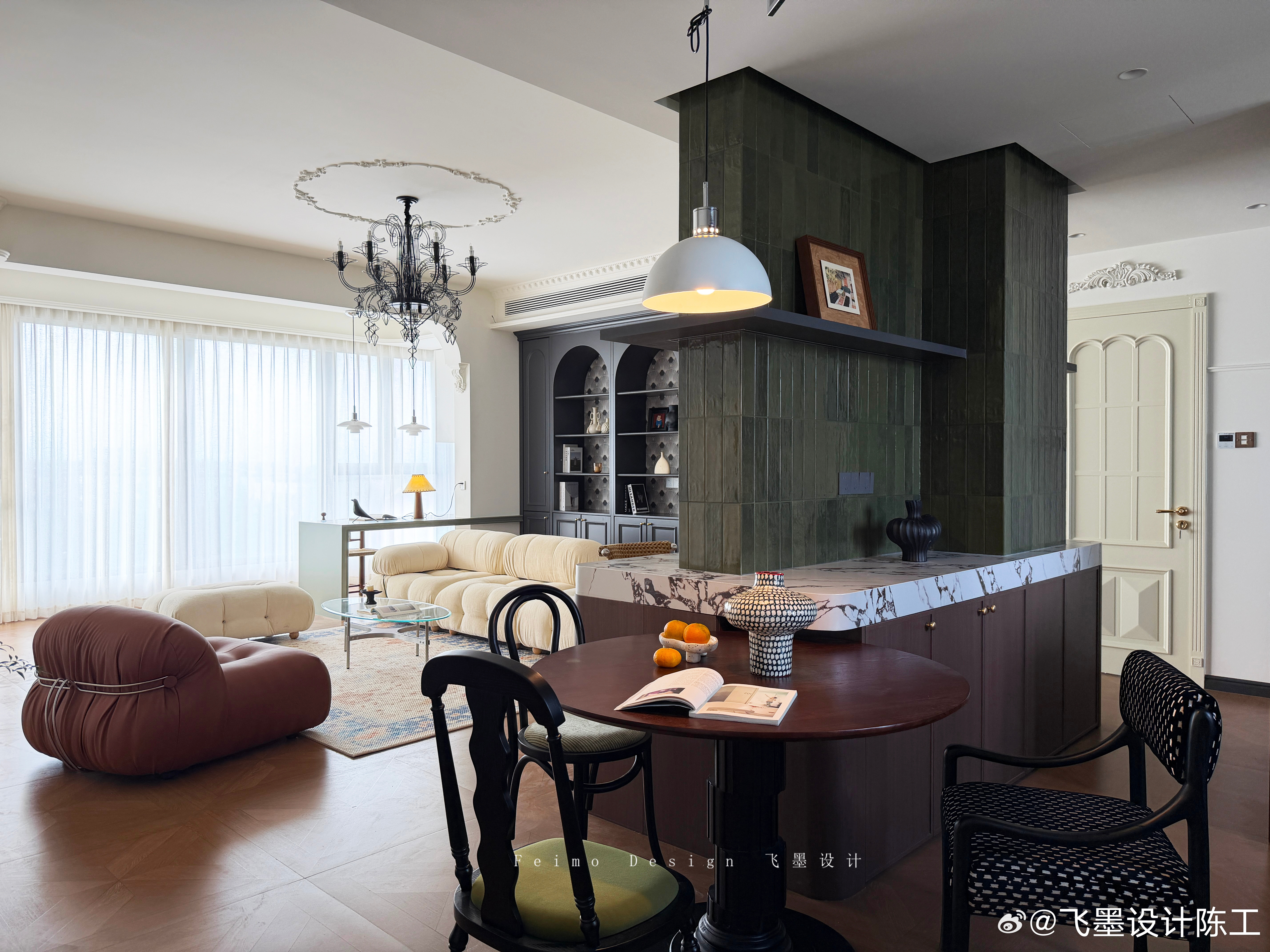 我们最新落地的法式复古实景🏠新家现场电影感直接拉满！拆除厨房墙体与餐厅打通，打造岛台餐桌很好的包裹住承重柱，实现多动线规划，串联起功能区。客厅去电视，冰箱嵌入定制满墙柜收纳，阳台划分出独立洗衣房，另一侧打造书桌休闲区～美好家打造指南家居美学合肥装修设计巢湖·湖畔春晓小区